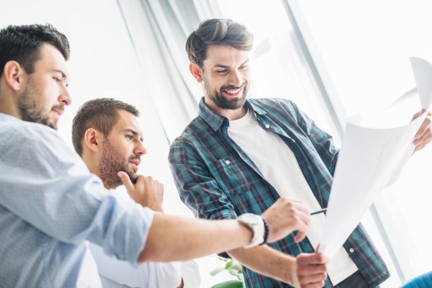 Equipo de zareliriavos trabajando en estrategias de optimización financiera